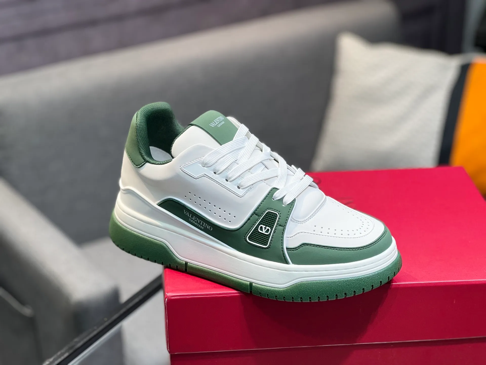 Men's Men's Shoes 💰660 Valentino 2023 early autumn new star shoes are now online! Wang Hedi and Ren Jialun have been worn by many celebrities. Who can refuse the same couple shoes as Wang Hedi! The design of Stars Stab My Heart is cool and spicy. The material of the shoes is cowhide, and every color is beautiful! Size 35-40, men’s size 39-44 (women’s 41, men’s 38, 45🉑️customized)